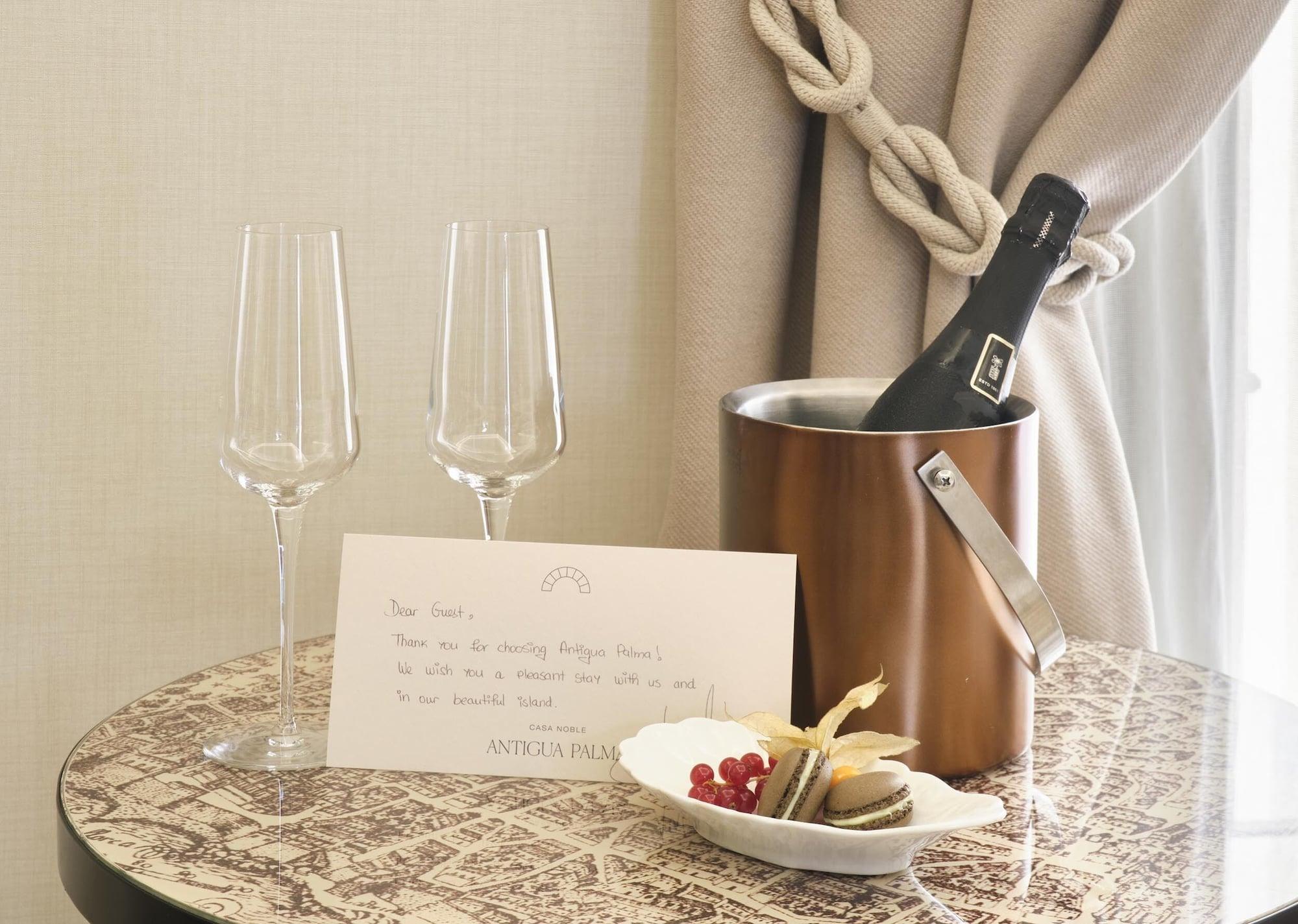 Hotel Antigua Palma - Casa Noble Palma de Maiorca Exterior foto A bottle of champagne in a cooler